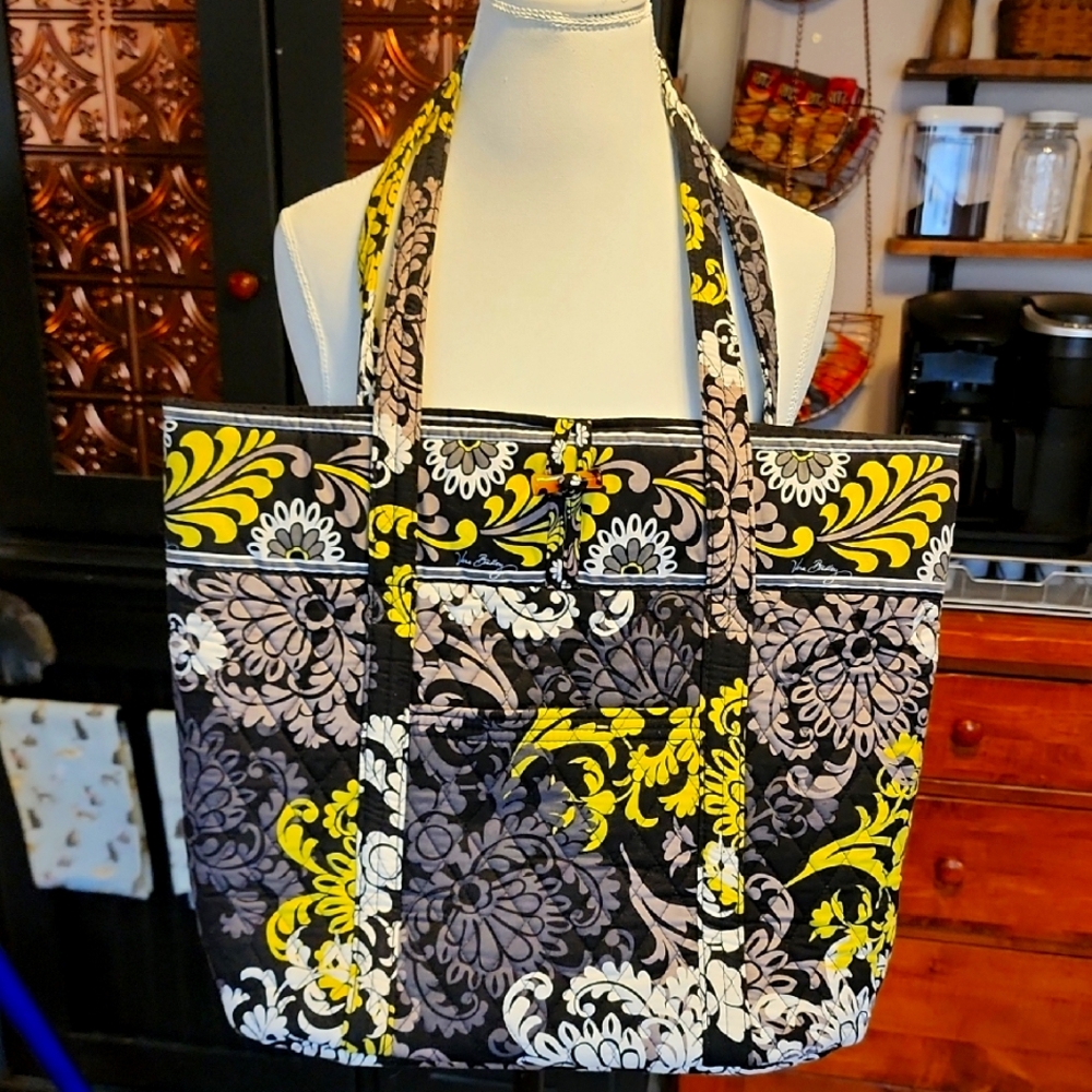 Vera Bradley Vera tote XL baroque pattern like new condition
